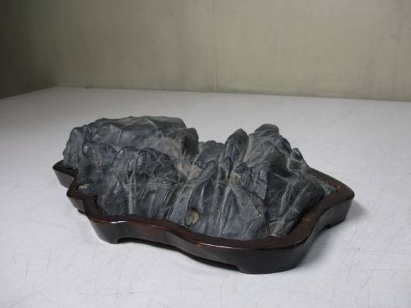 水石 秩父産 三田川石 1，130g 自然石 鑑賞石 台座付き