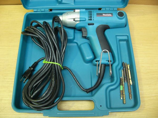 動作品マキタmakitaインパクトドライバ6952ビット付き 電動工具