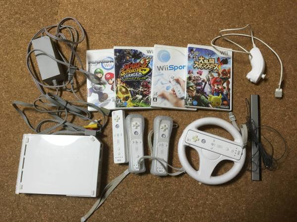 Wii本体 ソフト4本 リモコン4つ ヌンチャク1つまとめ売り