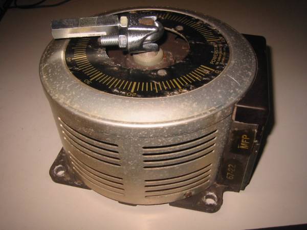 100V,200Vの両入力で、出力を0~240Vに可変できるバリアック