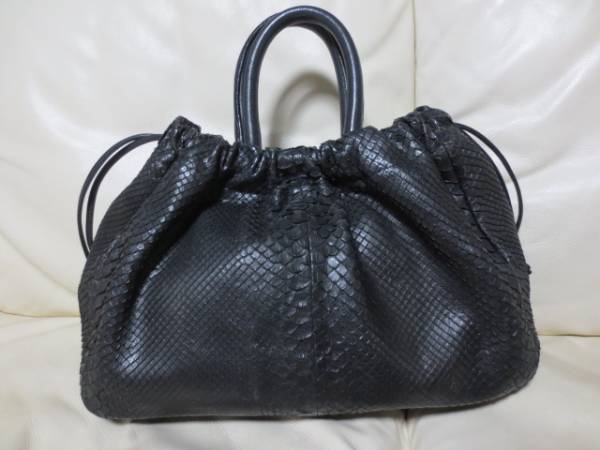 美品　リアル　パイソン　可愛いバッグ　黒　本革