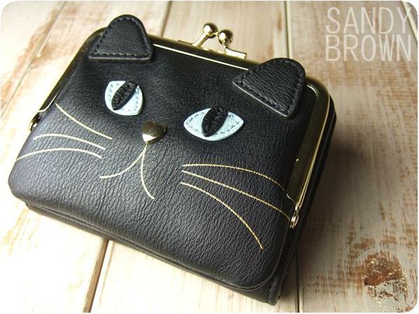 ネコモチーフの大きく開くがま口ポケット付き二つ折り財布+BK