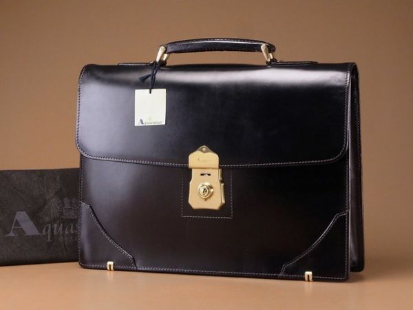 F8160未使用*アクアスキュータム*レザーブリーフケース/鞄/黒