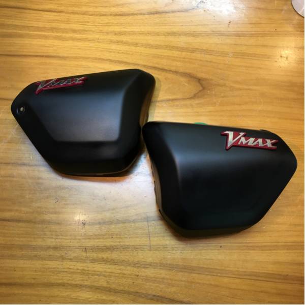 Y'S GEAR サイドカバーセット アルマイトブラックです。 YAMAHA VMAX1700(RP22J-000***)の実車から外しました。