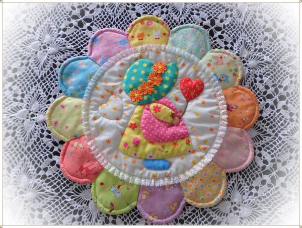 手作りパッチワークキルト 可愛いスーちゃん 大きなドレスデンお花のキルト パステル可愛い 完成品 売買されたオークション情報 Yahooの商品情報をアーカイブ公開 オークファン Aucfan Com