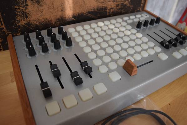 Livid OhmRGB MIDIコントローラー LVOHMRGB01 中古美品 箱付き(MIDI 