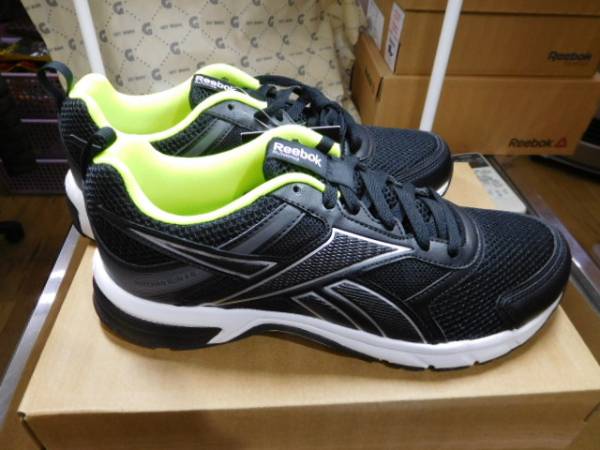 新品　リーボックのランニングシューズ　履いてみて　軽い　疲れないス二カーです