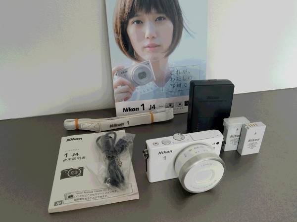 ニコン　Nikon 1 J4　10-30㎜ズーム付き　ホワイト美品 ボディケース CB-N2210A付き
