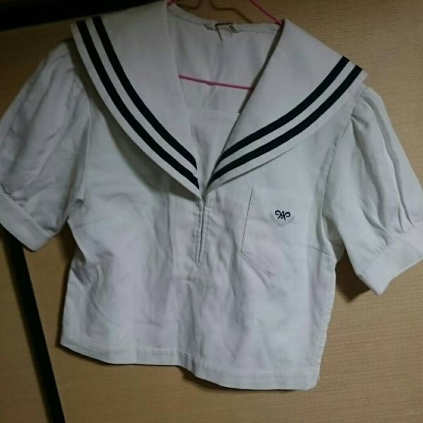 300円。商品として出品していますので、必要な個数分ご購入下さい。<BR> ―――――――――――――――――――――――――――――――――<BR> <BR> オールドコンデンサーは現代のコンデンサーとは全く別の物であり、<BR> 素材の純度等、現代では作ることのできないクオリティーを持っています。<BR> <BR> コンデンサーはトーンを使用しなくても、付けるだけで音が変化します。<BR> アウトされる電気信号がスムーズになり、良質のレンジに変化します。<BR> <BR> 一昔前、良い音を求め、現行のコンデンサーの代表的なものや、評判の良いものをほとんどと言っていいくらい試しました。<BR> 散々試した結果、どれも変化は微妙で、結果オレンジドロップでいいかという判断に落ち着きました。<BR> コンデンサーで音は変わらないとおっしゃる方がいらっしゃいますが、同じような経験をされたのではないかと思います。<BR> <BR> オールドには手を出していなかったので、その後試した時は衝撃でした。<BR> 流れの悪かった血流が、どっと解放されたような音の流れが生まれ、劇的に変わりました。<BR> 現代の物は良質な電気の流れを邪魔しているということも分かりました。<BR> <BR> ギターでは、ひずみのバイト感、ニュアンスが多彩になり、サスティンが出ます。<BR> クリーンでもソロが弾きたくなる位音が太く、しっかり出ます。<BR> 倍音、音の奥行き、レンジが現代のコンデンサーとは比べものにならない程素晴らしいです。<BR> 弾くのが楽しくなります。<BR> <BR> 私はギタリストでリペアもやっており、<BR> 色々試された方はほぼ100%オールドを選択されます。<BR> <BR> 内部配線、はんだ等、オールドの物で仕上げていくと、ギター、ベースの音質はその方にあった最高の音質の楽器に変わります。<BR> 純度の高い素材は音の解像度を上げます。<BR> ―――――――――――――――――――――――――――――――――<BR> ビンテージコンデンサーと比べた、現代のコンデンサーの主な特徴。<BR> <BR> ・音が細い。<BR> ・各弦が詰まった感じにペラペラ、シャリシャリした音。<BR> ・偏った周波数が出ていて、耳障りな音が出る。<BR> ・バイト感がないので、無駄に強く弾きたくなる。<BR> ・レスポンスが遅い。<BR> <BR> これらは全て素材の純度、品質に原因があるようです。<BR> ―――――――――――――――――――――――――――――――――<BR> オールドコンデンサーの代表的な物を所有しております。<BR> 種類も多く、ご質問も多数頂きますので、主観になりますが、色々試した感想を書いておきたいと思います。<BR> 少しでもご参考になれば幸いです。<BR> <BR> メーカー、商品のクオリティー、人気、相場によって値段が大きく違いますが、<BR> どれをとっても現行のコンデンサーよりはるかに良い音質だと思います。<BR>どんなエフェクター、ケーブルを買ってもこの音は出ません。<BR> <BR> 大切にストックしていたもの、数の多いものなどを出品させて頂きます。<BR> <BR> コンデンサーにしては値段が高いと思われがちですが、何万円の最高級ケーブルに変える以上の効果があります。<BR> 高級ケーブル購入前、ピックアップ交換前に、まずは本体を
