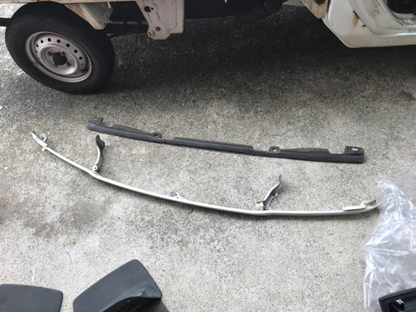 ランドクルーザー100　ホースメント　フロント　パーツ　バンパー　インナー　ステー　トリム　中古