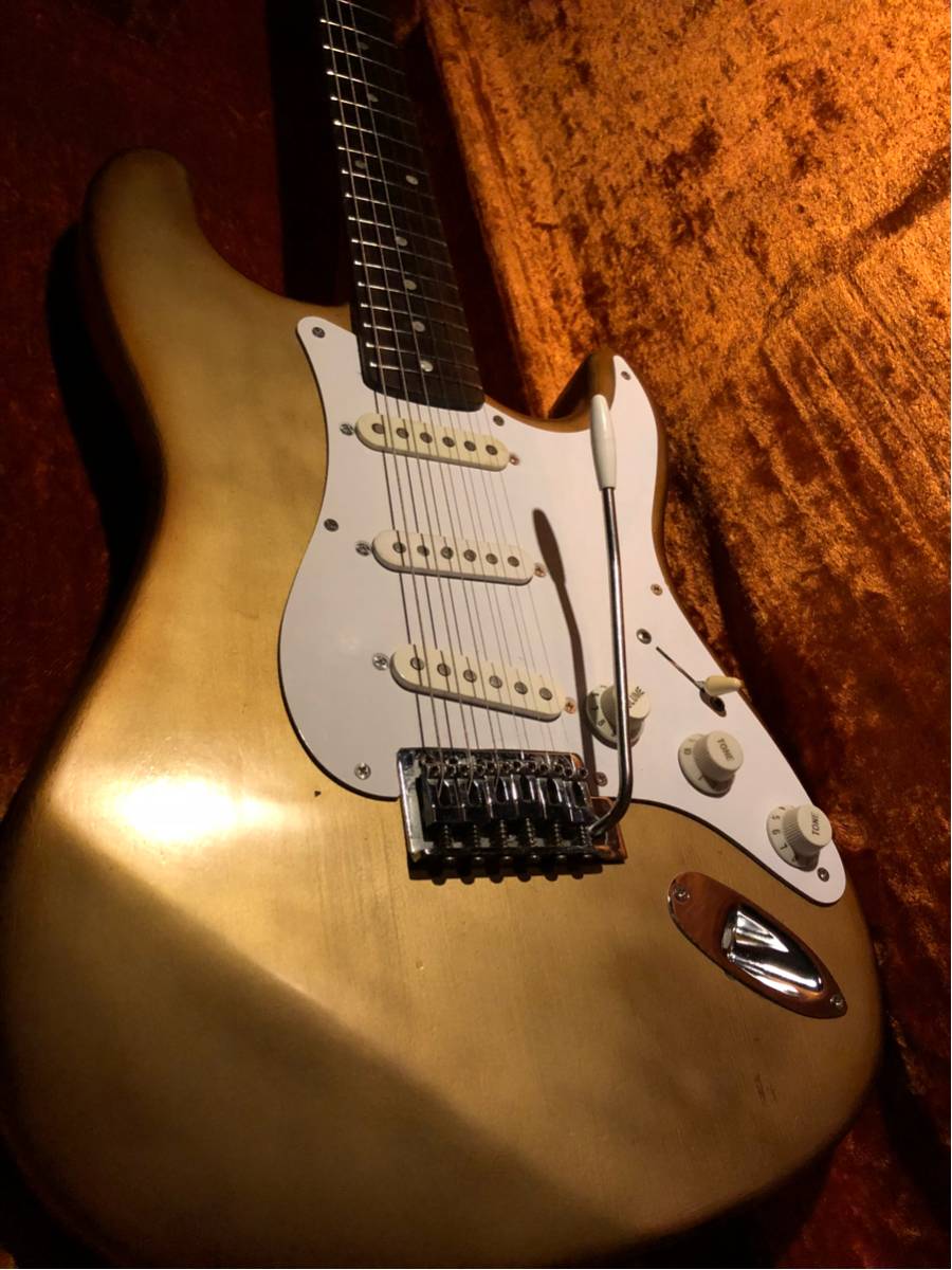 レリック ストラト ゴールド オールラッカー塗装 ロゴ FENDER