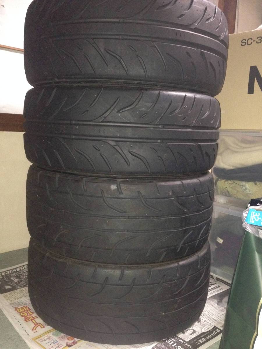 ダンロップのDIREZZAのZ1を2本とZ2を2本です。サイズは、225/45R17です