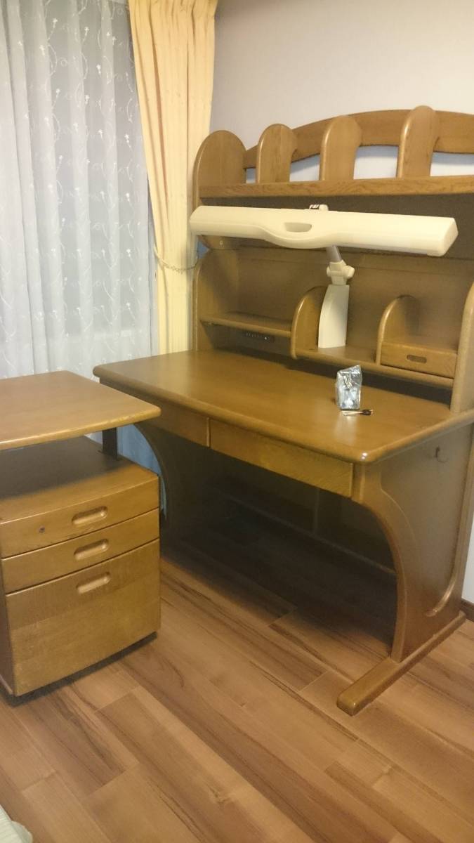 浜本工芸佳子さまと同じ型の学習机・上置き・そで机の3点セット 上置きには電気スタンド付一段目の引き出しには鍵２本付