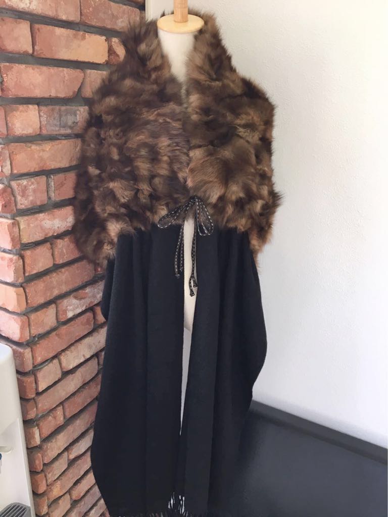 2回使用¥95万品★FENDIフェンディ★最高級大判 キャンディストール ミンクカシミア FENDI フェンディ ズッカ柄 FFジャカード BAGUETTE フェンディ、100周年を記念するウィンドウディスプレイ