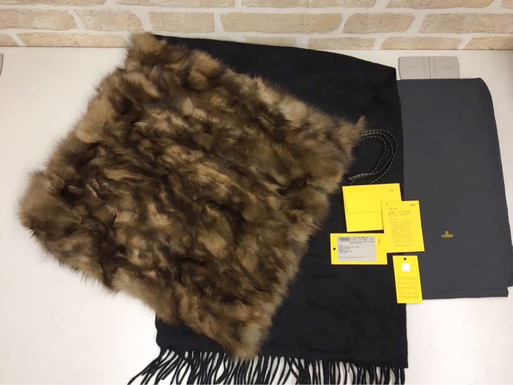 2回使用¥95万品★FENDIフェンディ★最高級大判 キャンディストール ミンクカシミア FENDI フェンディ ズッカ柄 FFジャカード BAGUETTE フェンディ、100周年を記念するウィンドウディスプレイ