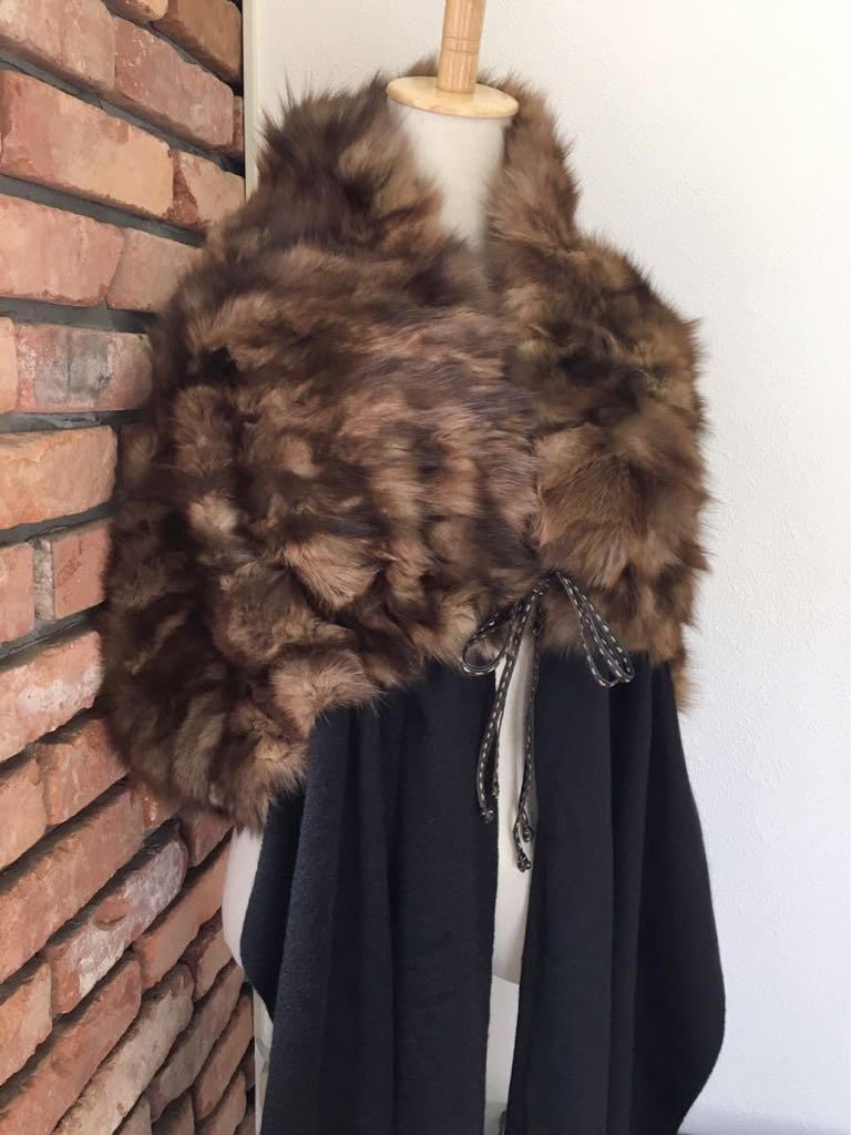 2回使用¥95万品★FENDIフェンディ★最高級大判 キャンディストール ミンクカシミア FENDI フェンディ ズッカ柄 FFジャカード BAGUETTE フェンディ、100周年を記念するウィンドウディスプレイ