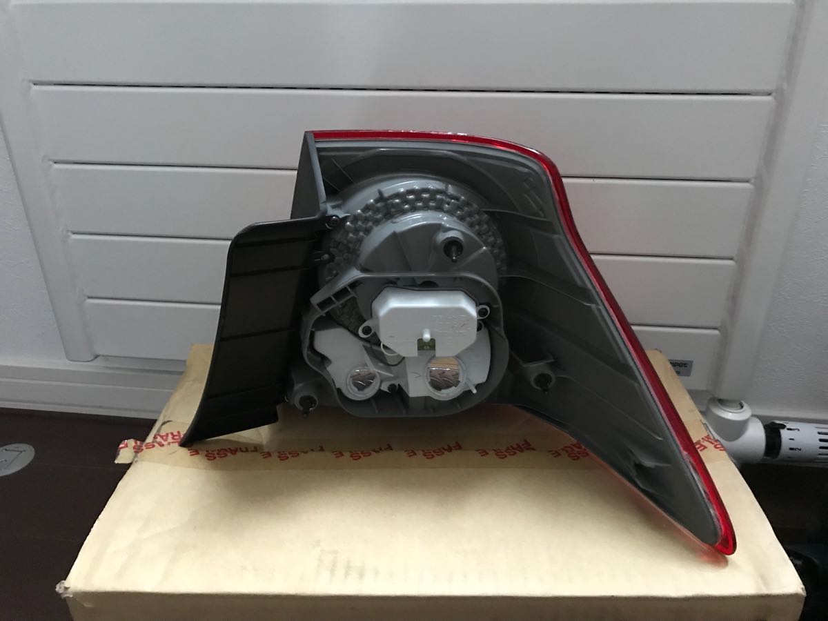 18クラウンアスリート 新品テールランプ左外。