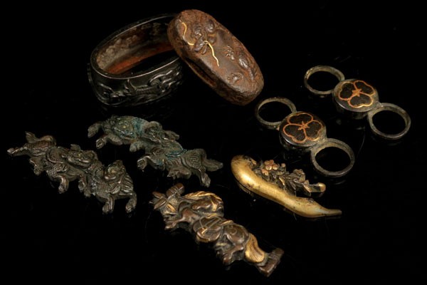 仁】 時代刀装具 鉄銅地 龍象嵌緑頭 目貫 セット 刀剣 武具 古美術品