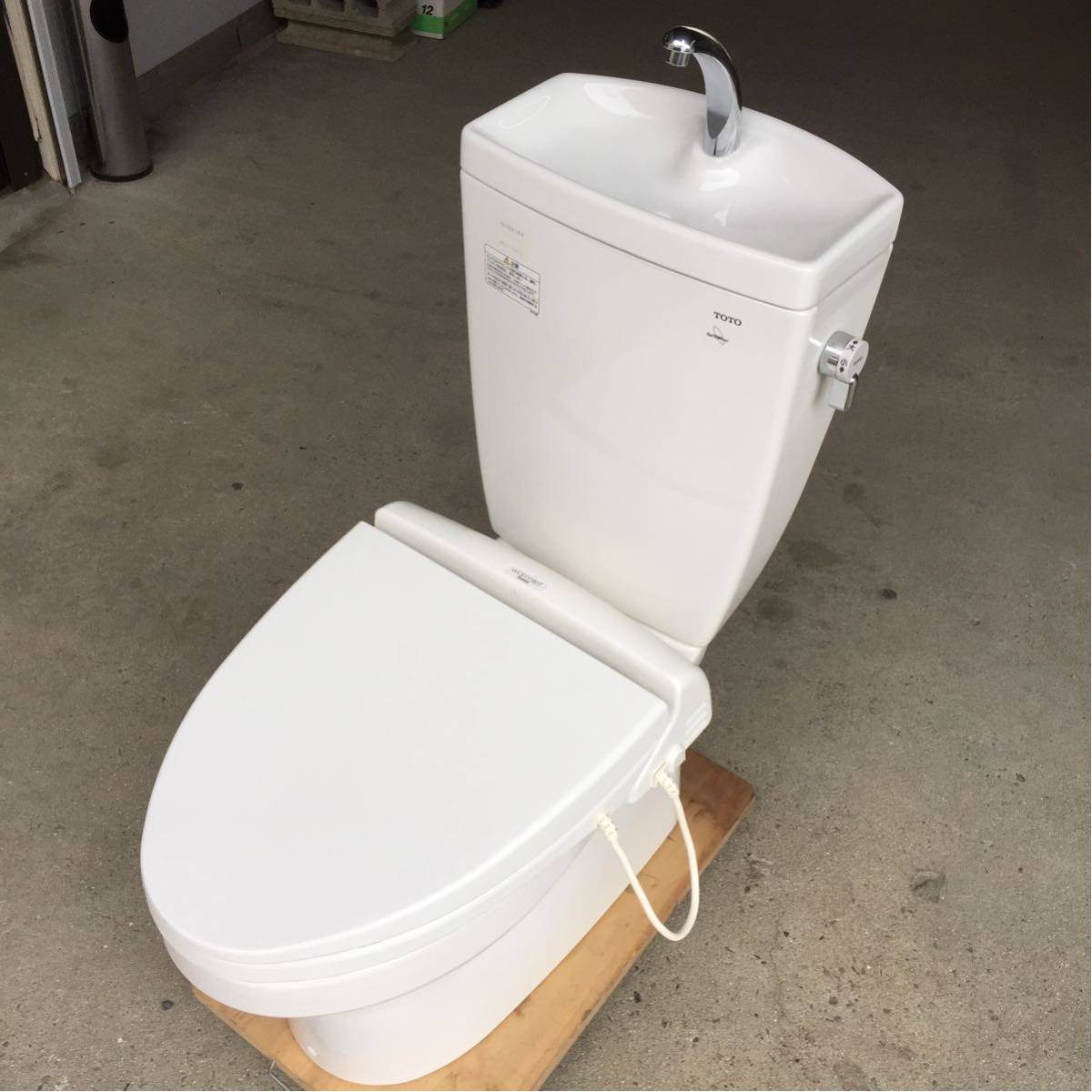 展示未使用TOTO洋式トイレ 便器/手洗タンク/暖房便座一式 ペールホワイト 特価即決品 手渡し取引可