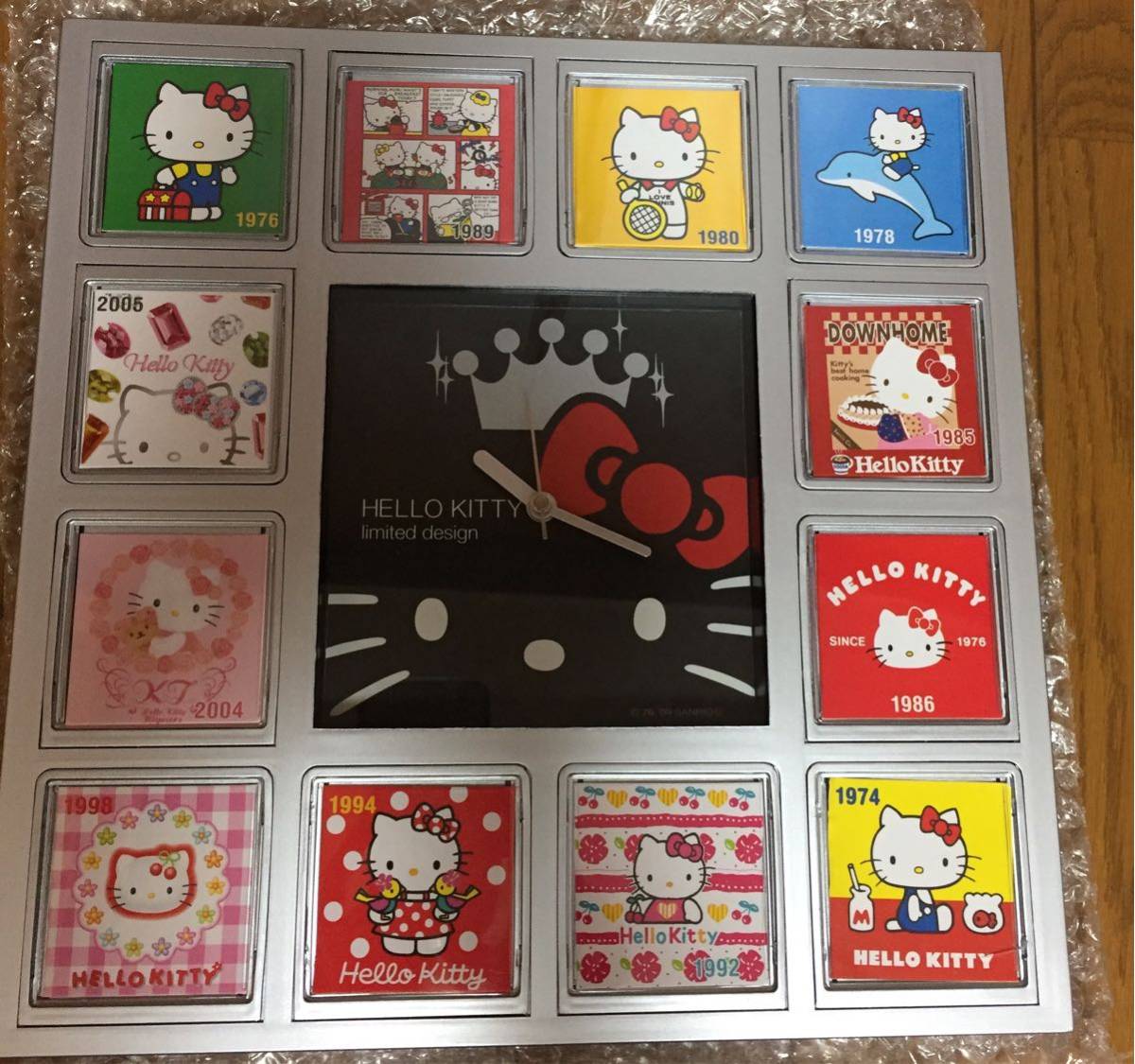 新品　ハローキティ　壁掛け時計　　HELLO　KITTY　35th　Anniersary　デザインクロニクルクロック　　　キティ　時計　_1