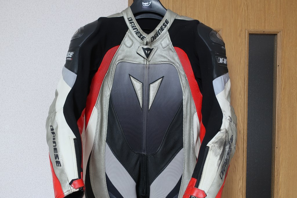 Dainese 数種類あるダイネーゼレーシングスーツをそれぞれご紹介いたし