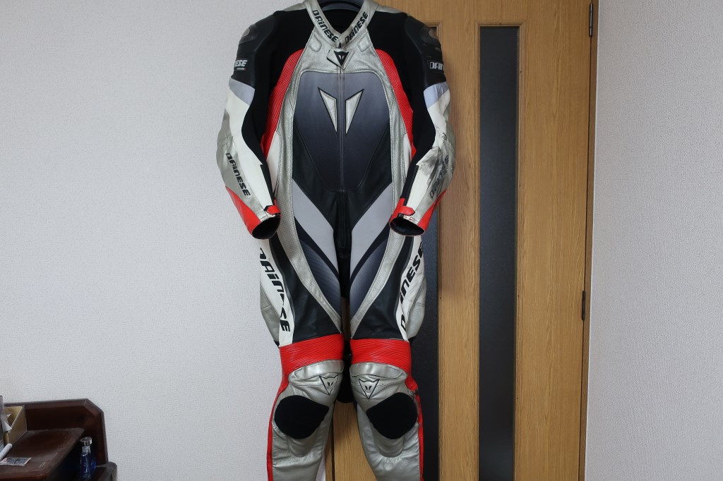 Dainese 数種類あるダイネーゼレーシングスーツをそれぞれご紹介いたし