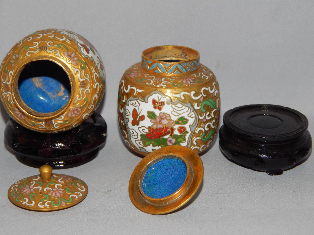 解体家屋から、中国七宝風 蓋付き小壺2個・台付き・中古品