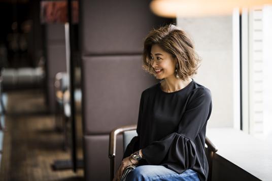 ＺＡＲＡ　黒　フリル　ブラウス　三尋木奈保さん愛用　完売　新品　ザラ　今期　プリーツ入りスリーブトップス　Ｓ