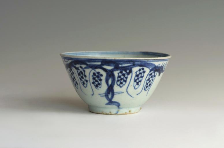 古伊万里金彩染付葡萄文蓋付茶碗一対 古伊万里金彩染付