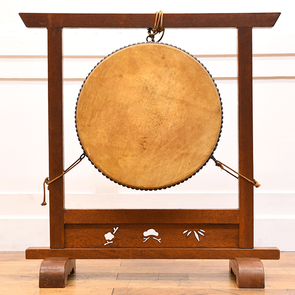 IZ27614O○太鼓正 和太鼓 平太鼓 1尺6寸 花曲鳥居台付き 直径48cm 栓