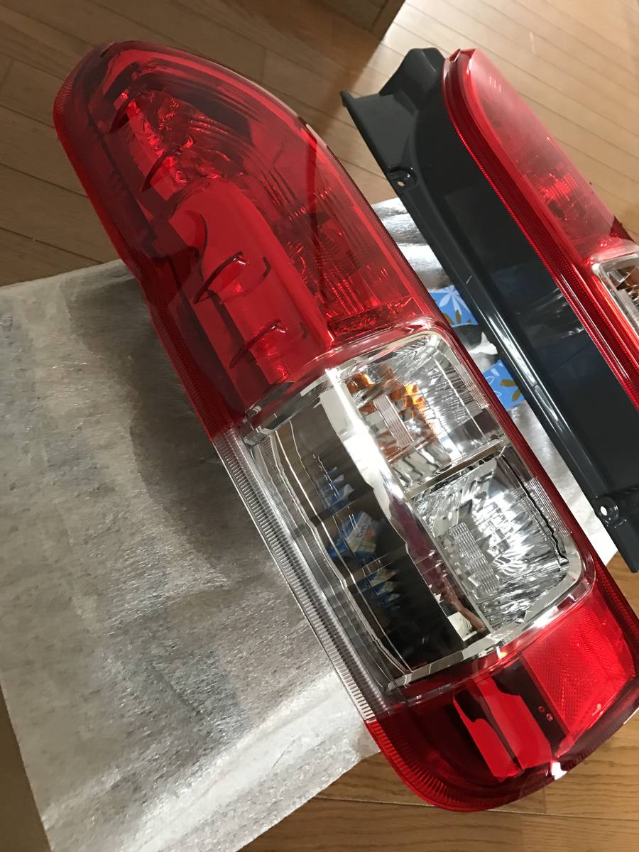 200系 ハイエース 4型後期 トヨタ純正 テールライト ブレーキランプ 新車 納車外し バルブ・カプラーハーネス付属