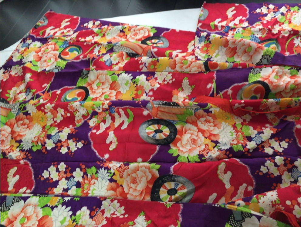 定番人気，限定セール 綸子 雪輪四季花御所俥 アンティークお襦袢 /p8(アンティーク着物)｜売買されたオークション情報、yahooの商品情報をアーカイブ公開 - オークファン アンティーク着物
