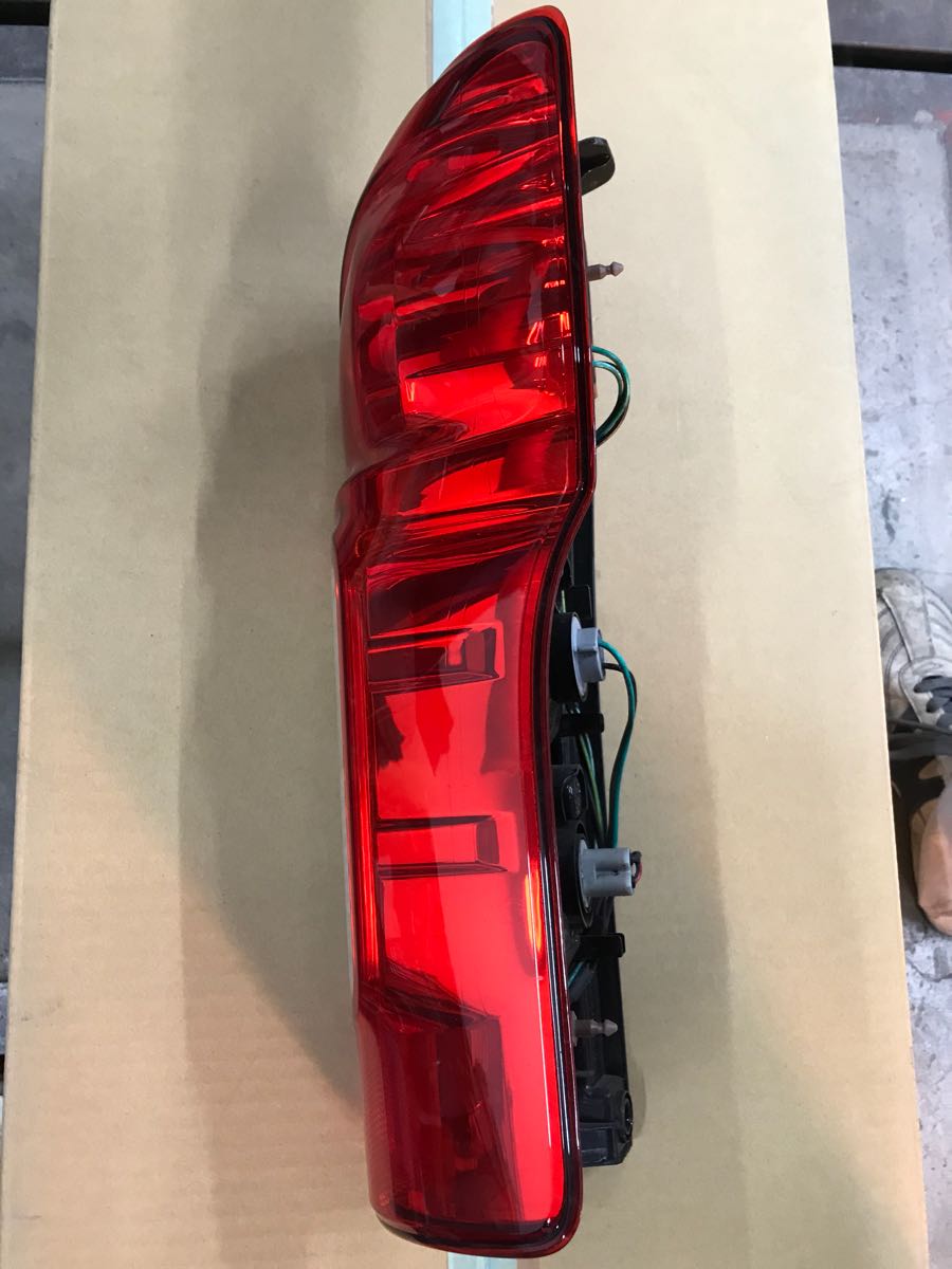 E26キャラバン右テールランプ中古