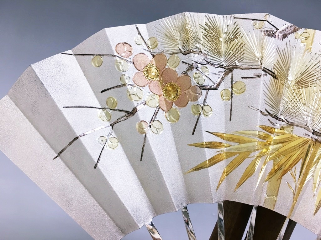 純銀製 末廣秀雄作 松竹梅金彩飾り扇子 ガラスケース付 漁業25年記念常呂漁協 純銀製 【松竹梅】 扇 末廣 扇子 末広 銀製品 ガラスケース入り