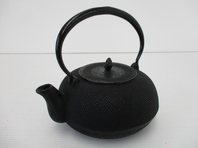 龍文堂造 山水紋 鉄瓶(K-XA822) 龍文堂造 鉄瓶 美術品・アンティーク