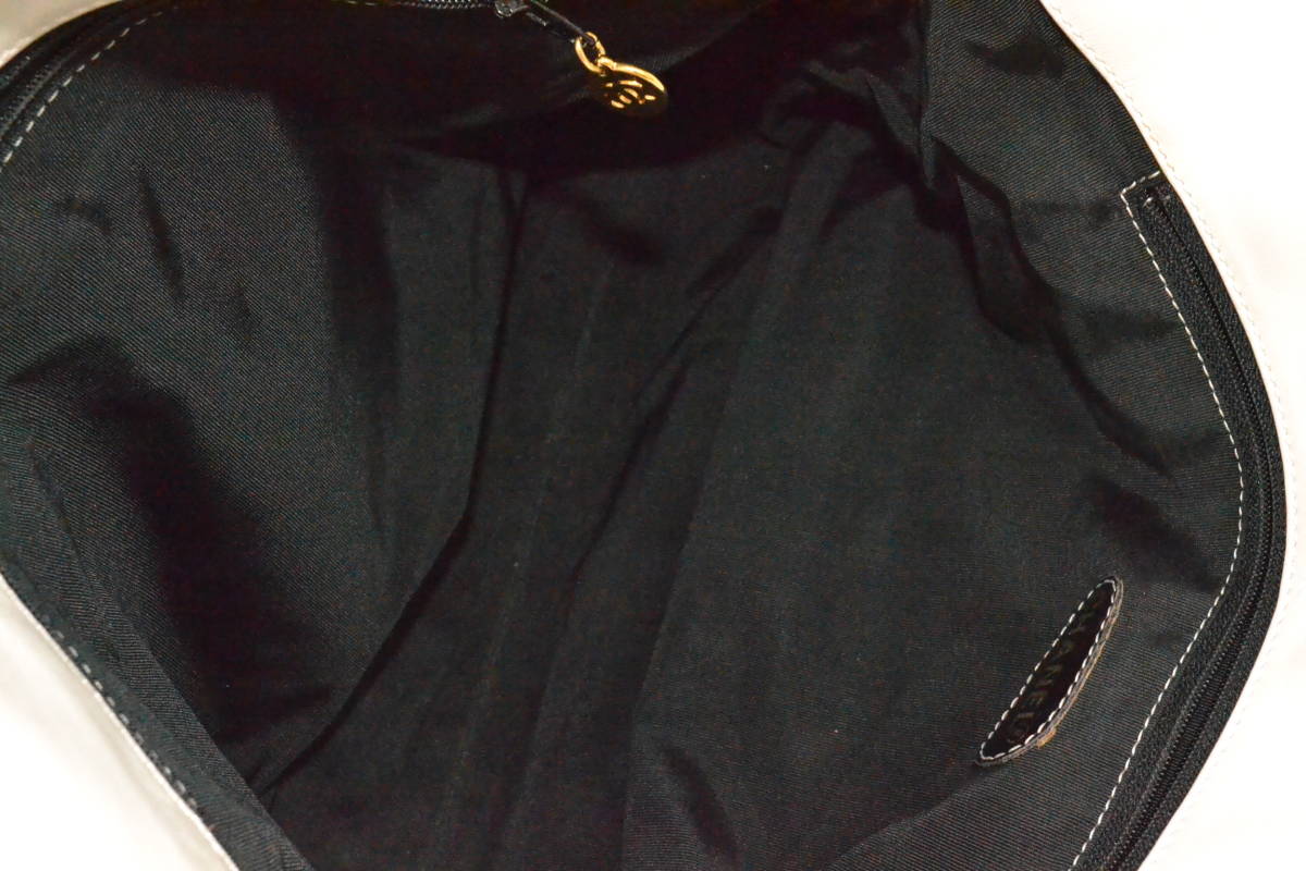 Chanel 黒 レザーバケツ型ショルダーバッグ
