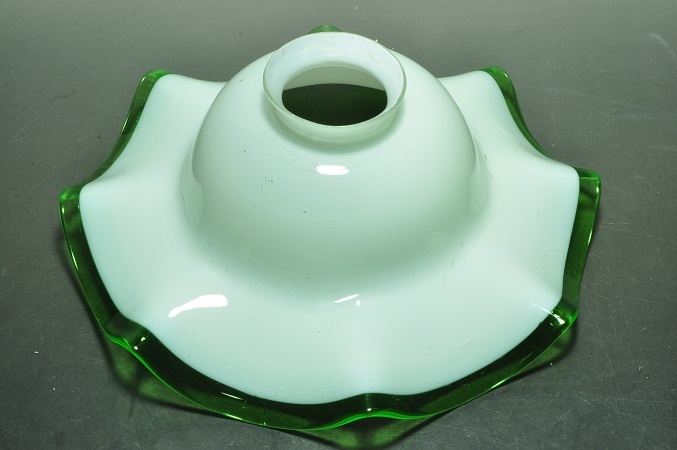 古い乳白緑縁ガラス電笠 電傘 ペンダント照明 フリル 昭和レトロ