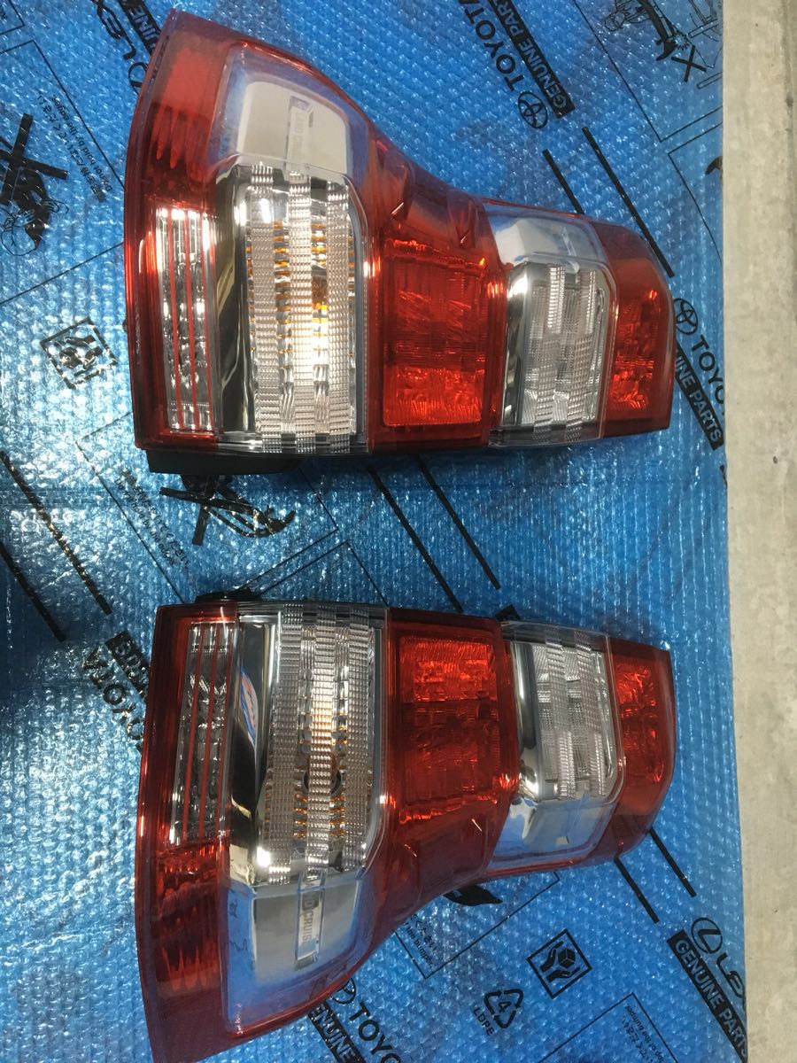 ランドクルーザープラドGRJ150W/151W TRJ150W 中期 純正 左右テールランプ 美品 電球付き