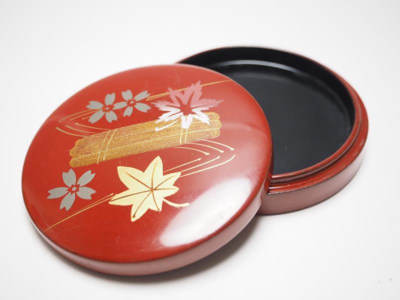 送料無料，大得価 TD07008 朱塗 雲錦図 香合 検 茶道具 茶懐石 茶事 漆器 木製 木工芸 漆芸 蓋物 丸型 丸香合 合子 香道具 流水 桜 楓 p03ⅰ(香合)｜売買されたオークション情報、yahooの商品情報をアーカイブ公開 - 香合