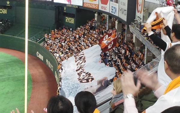 8/29(水)東京ドーム 巨人対広島 内野１塁側スカイシート３列目通路側１枚（FC席相当）両チーム応援可　郵送かんたん決済　_1