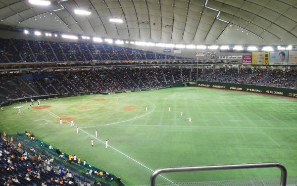 8/29(水)東京ドーム 巨人対広島 内野１塁側スカイシート３列目通路側１枚（FC席相当）両チーム応援可　郵送かんたん決済　_2