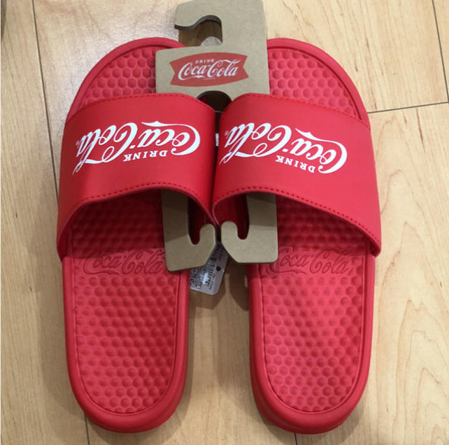 コカコーラ シャワーサンダル 赤 size:26.5cm シャワーサンダル 夏にぴったり！ 「コカ・コーラ」のシャワーサンダルとビーチ Cola（コカコーラ）の「WEGO&frasl;Coca-cola コカコーラ シャワーサンダルの通販