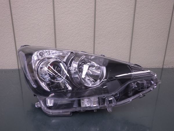 4061145♪ アクア NHP10 前期 右ライト LED KOITO 52-247 トヨタ AQUA