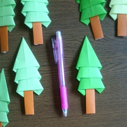 52 折り紙クリスマスツリー壁面飾りオーナメントガーランド手作りハンドメイド 折り紙 千代紙 売買されたオークション情報 Yahooの商品情報をアーカイブ公開 オークファン Aucfan Com