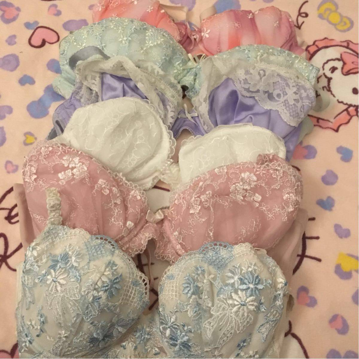 【定番人気，大人気】 22才OL 大人可愛いサイズアウトのブラジャー5枚セット タンス整理品 &cap; &acute;ｘ｀ &cap; エコ 難あり 毛玉あり(70)｜売買されたオークション情報、yahooの商品情報をアーカイブ公開 - オークフ ブラジャー、ショーツ