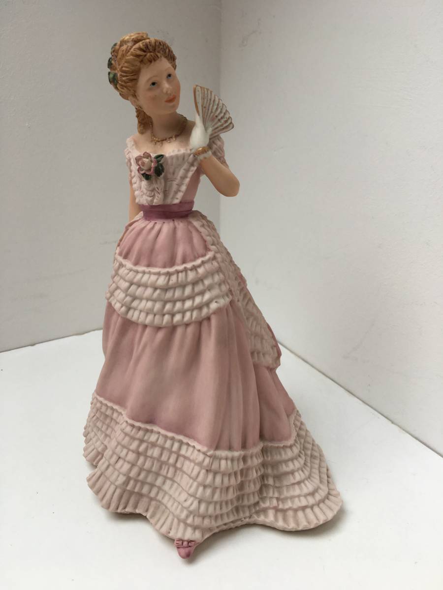 美しい春の花々を描いた珍しいサーモンピンクのジャスパーウェア ウェッジウッド　イギリス　コスチューム　魅惑的な夜　ピンクドレス　貴族　フィギュリン　