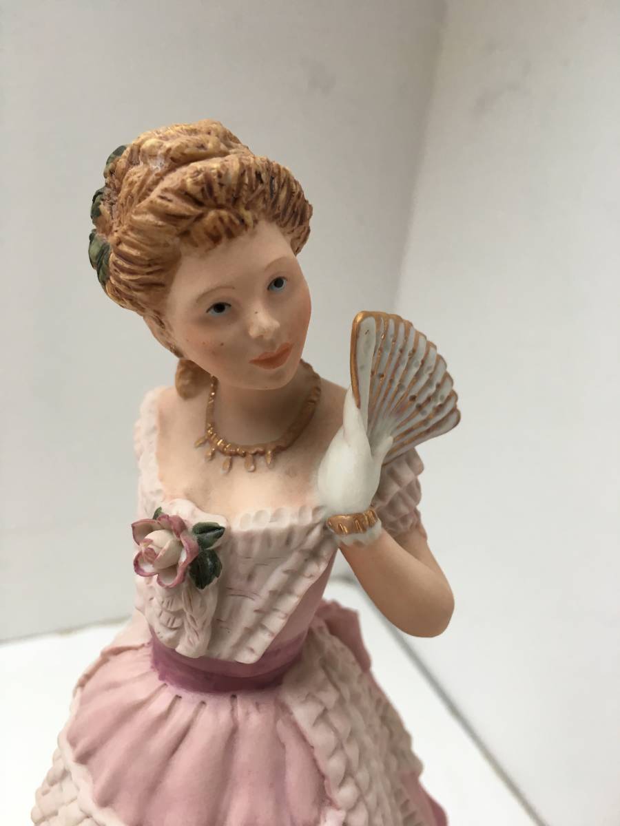 美しい春の花々を描いた珍しいサーモンピンクのジャスパーウェア ウェッジウッド　イギリス　コスチューム　魅惑的な夜　ピンクドレス　貴族　フィギュリン　