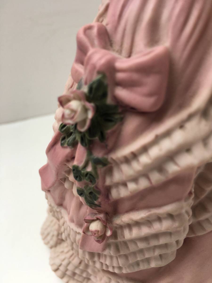 美しい春の花々を描いた珍しいサーモンピンクのジャスパーウェア ウェッジウッド　イギリス　コスチューム　魅惑的な夜　ピンクドレス　貴族　フィギュリン　