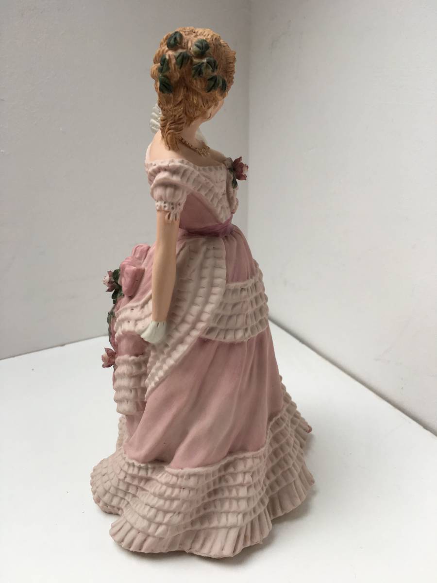 美しい春の花々を描いた珍しいサーモンピンクのジャスパーウェア ウェッジウッド　イギリス　コスチューム　魅惑的な夜　ピンクドレス　貴族　フィギュリン　