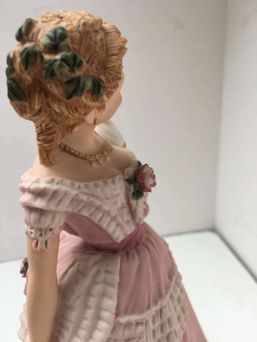 美しい春の花々を描いた珍しいサーモンピンクのジャスパーウェア ウェッジウッド　イギリス　コスチューム　魅惑的な夜　ピンクドレス　貴族　フィギュリン　